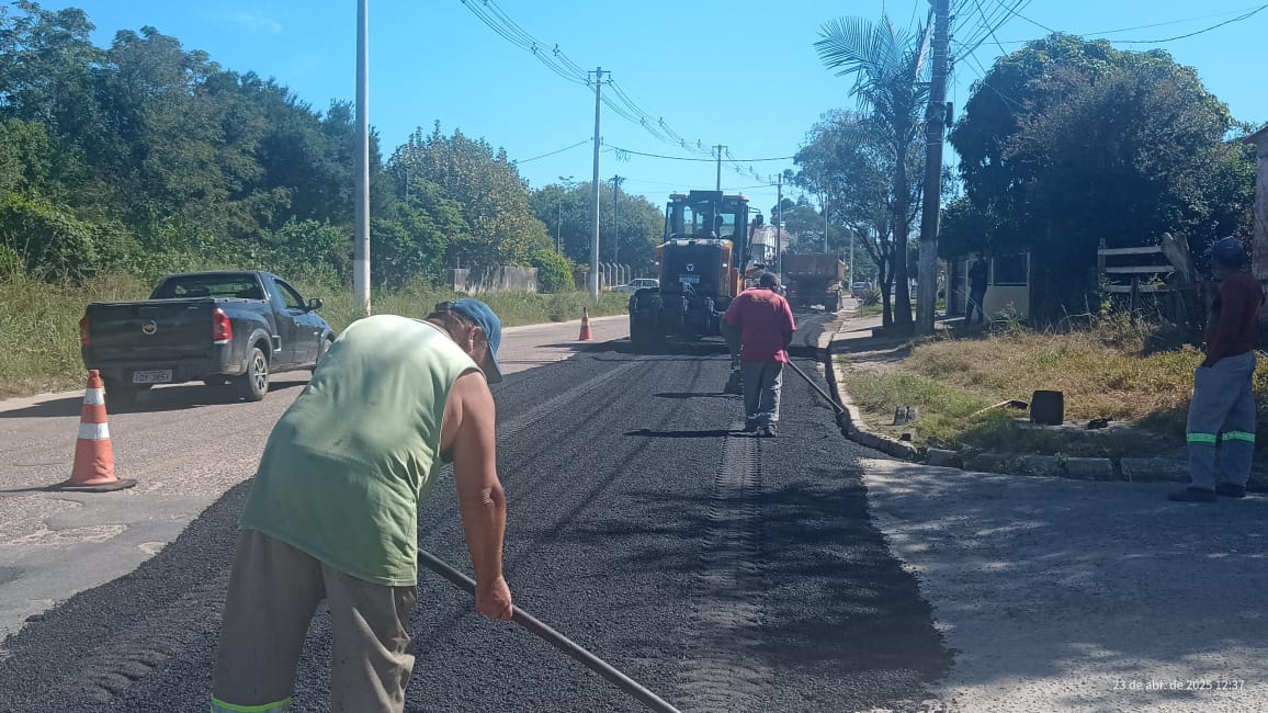 Serviço na rua Baltazar Brum começou nesta quarta-feira e deve se estender por vários dias. Trânsito está interrompido naquela quadra. Motoristas são orientados u usar a rua Jornalista Cândido de Melo