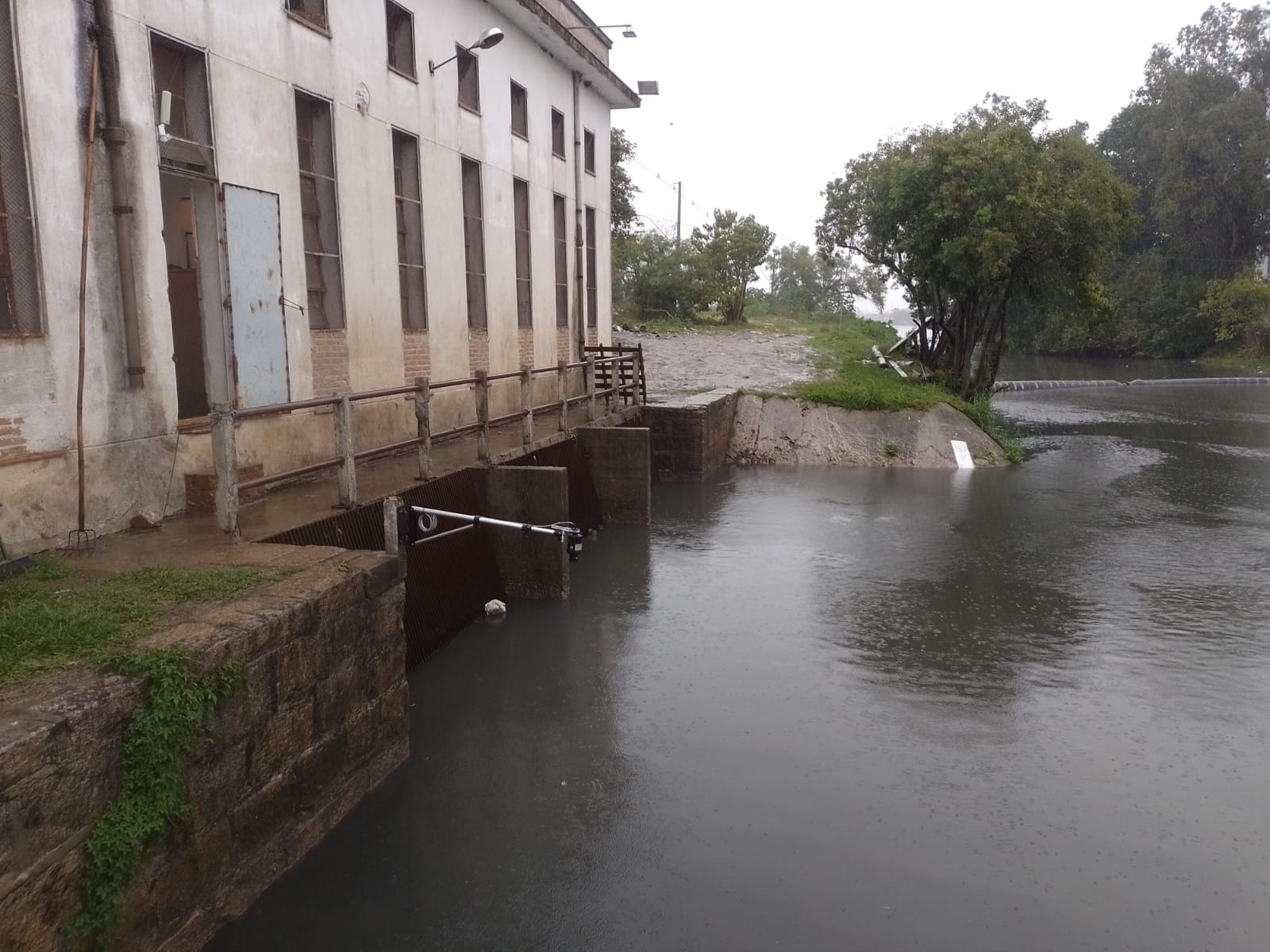 Equipes do Departamento de Drenagem Urbana do Sanep monitoram funcionamento das casas de bombas do município