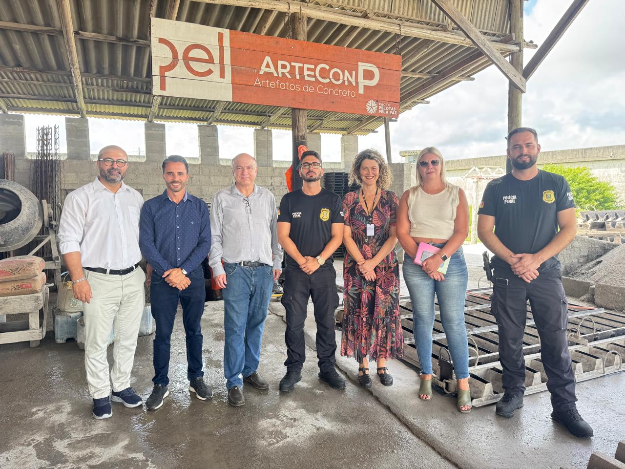 Secretaria de Obras e Pavimentação fornecerá material para que apenados do ArtConP, no Presídio Regional, fabriquem artefatos de concreto