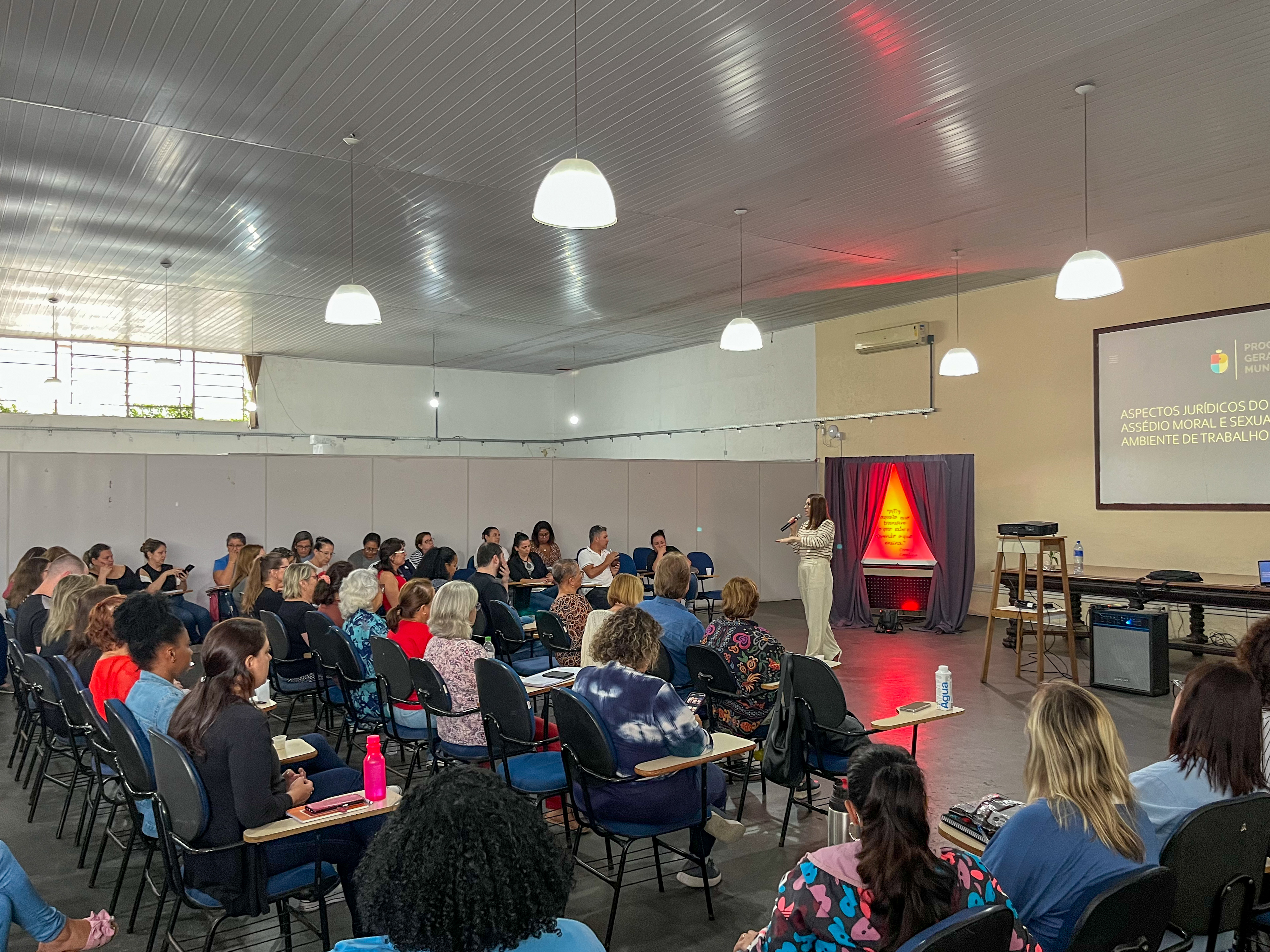 Apresentação foi realizada pela procuradora-geral do município Cristiane Cardoso, junto da secretária de Administração e Recursos Humanos, Carla Cassais