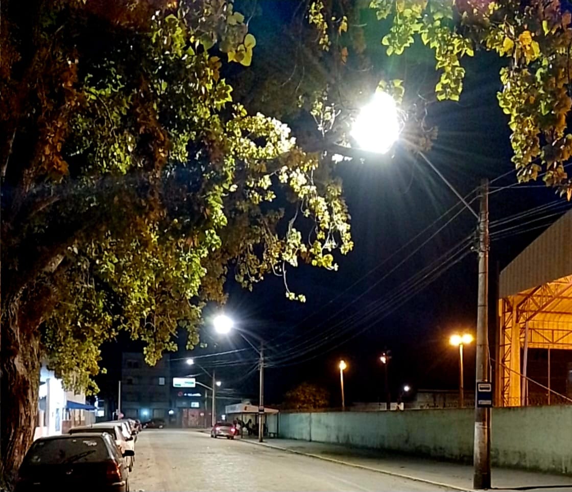 Rua lateral ao IFSul câmpus Pelotas que recentemente teve todo o calçamento refeito recebeu novas luminárias