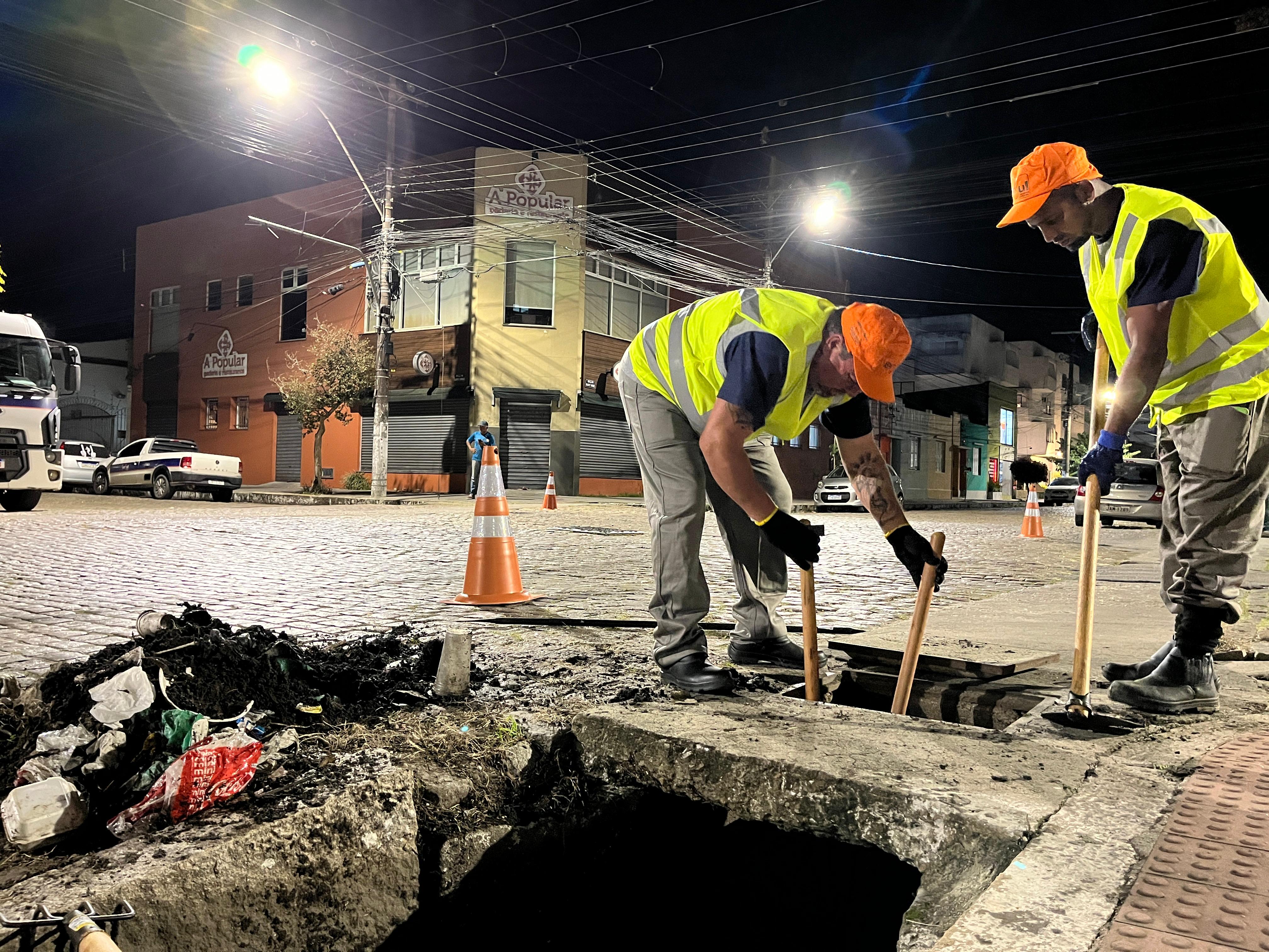 Trabalho é realizado sempre à noite, para evitar interrupções no trânsito