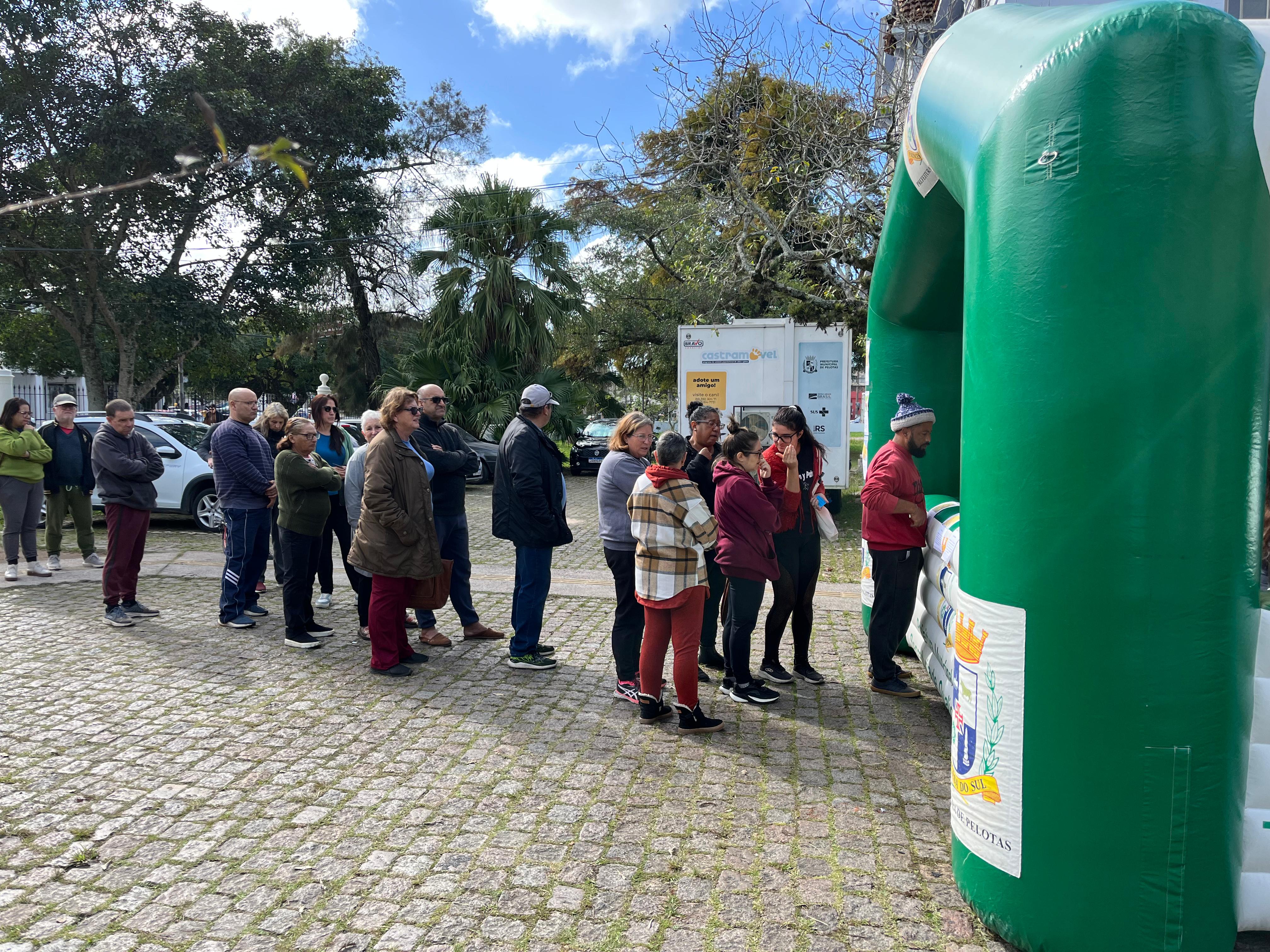 Mais de 500 mudas de árvores nativas foram entregues a moradores da cidade durante ação da Secretaria de Qualidade Ambiental