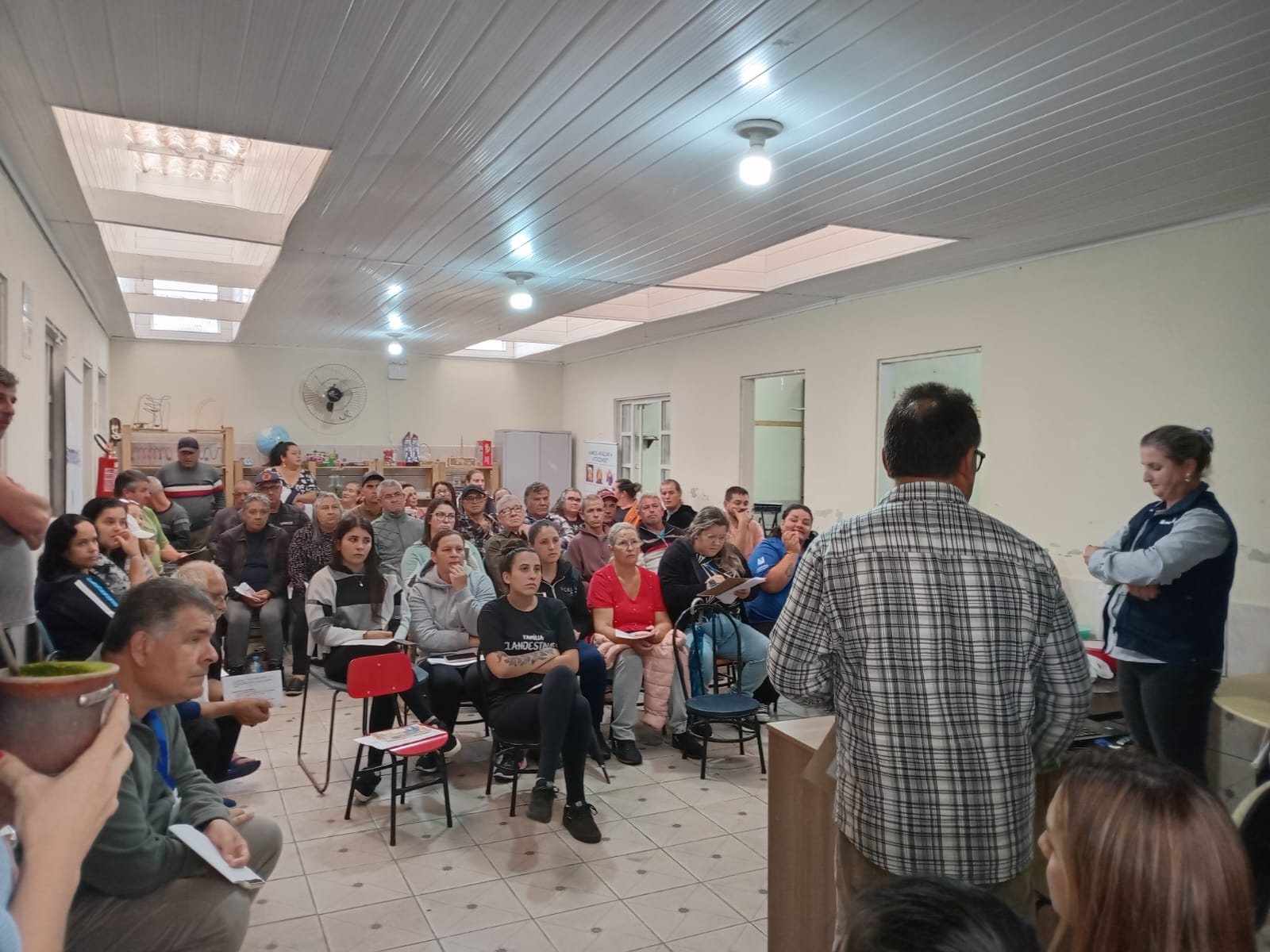 Vigilância Sanitária e equipe do escritório municipal da Emater foram à Colônia Z3 repassar orientações higiênico-sanitárias para venda de pescado na Feira do Pescador da Semana Santa