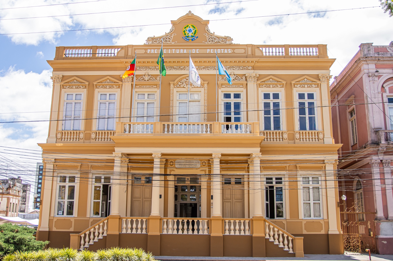 Medida decorre do forte calor previsto para os próximos dois dias. Atividades retornam normalmente a partir de segunda (10)