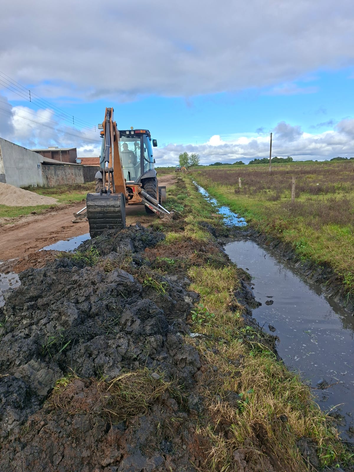 Equipes coordenadas pela Secretaria de Serviços Urbanos e Infraestrutura (Ssui) concentram esforços no Valverde fundos, área mais periférica do bairro