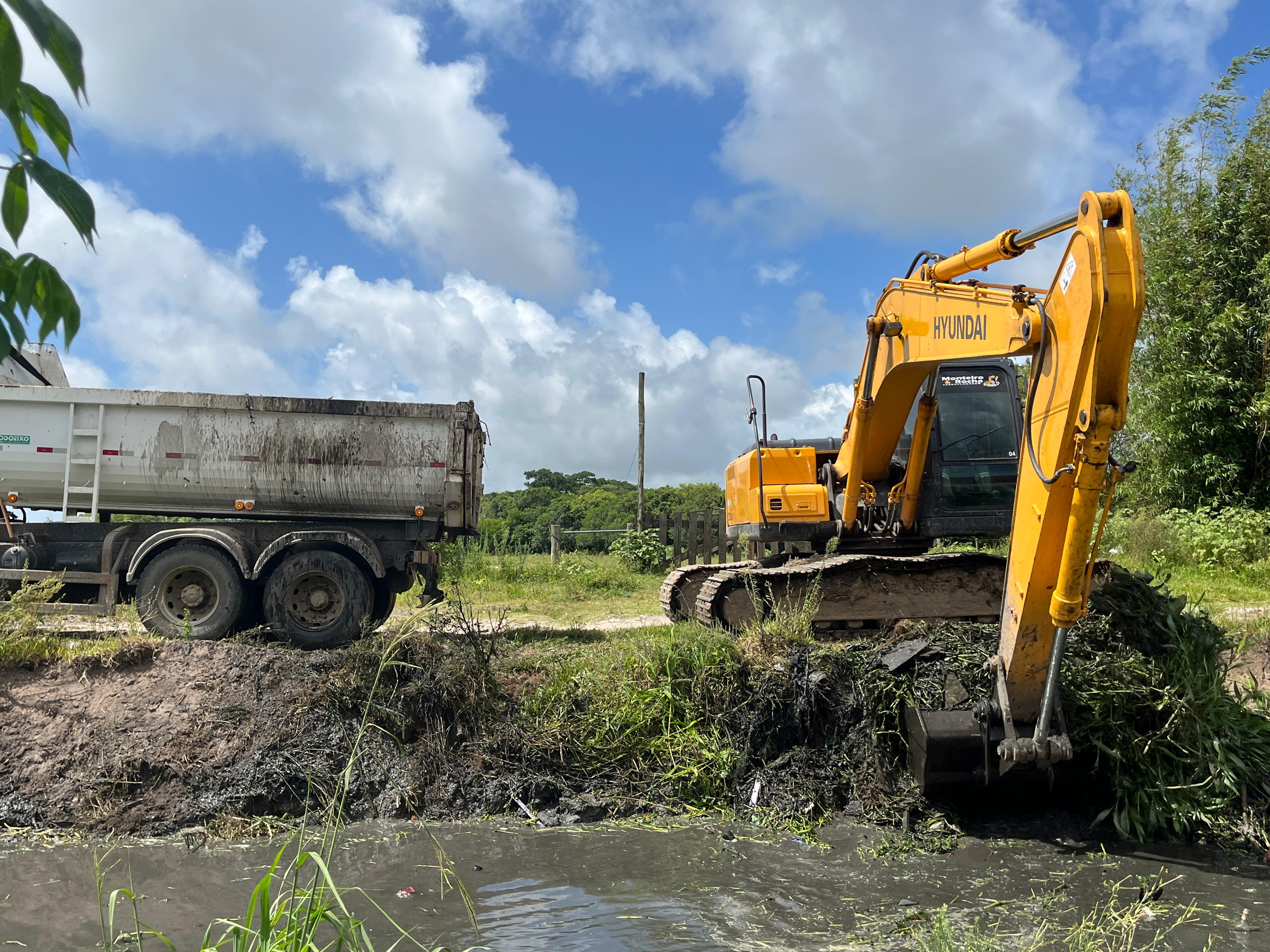 Equipes atuaram em estruturas pluviais na avenida Cidade de Rio Grande e rua Mário Meneghetti na última semana