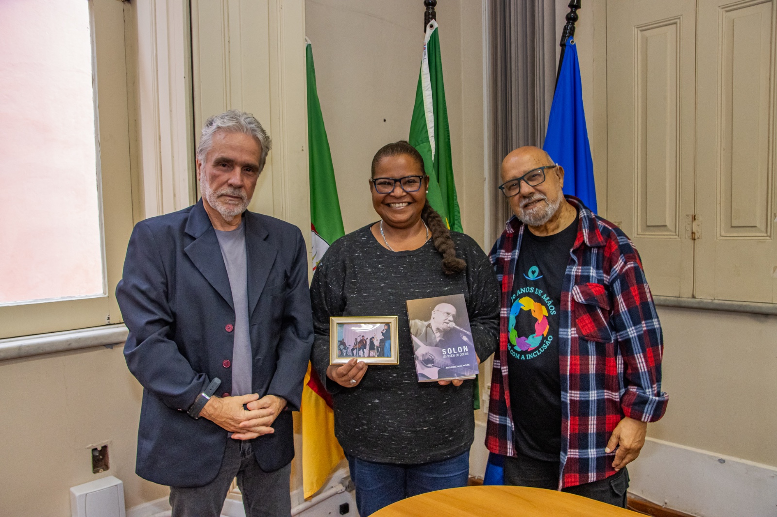 Escritor e artista visitaram o Paço nesta quarta-feira (9) e entregaram o livro “Solon de todos os palcos”