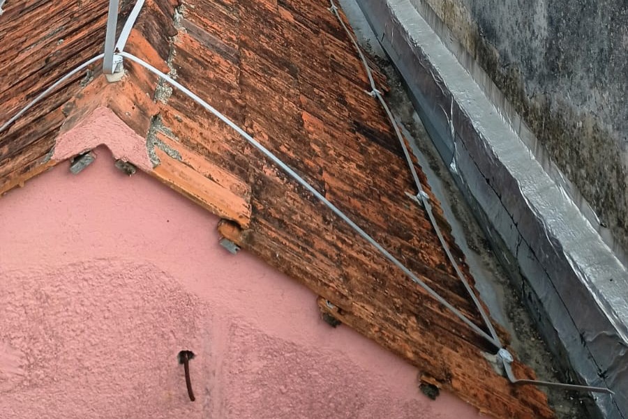 O serviço de manutenção foi realizado em uma semana, com limpeza das calhas e reposição de telhas danificadas