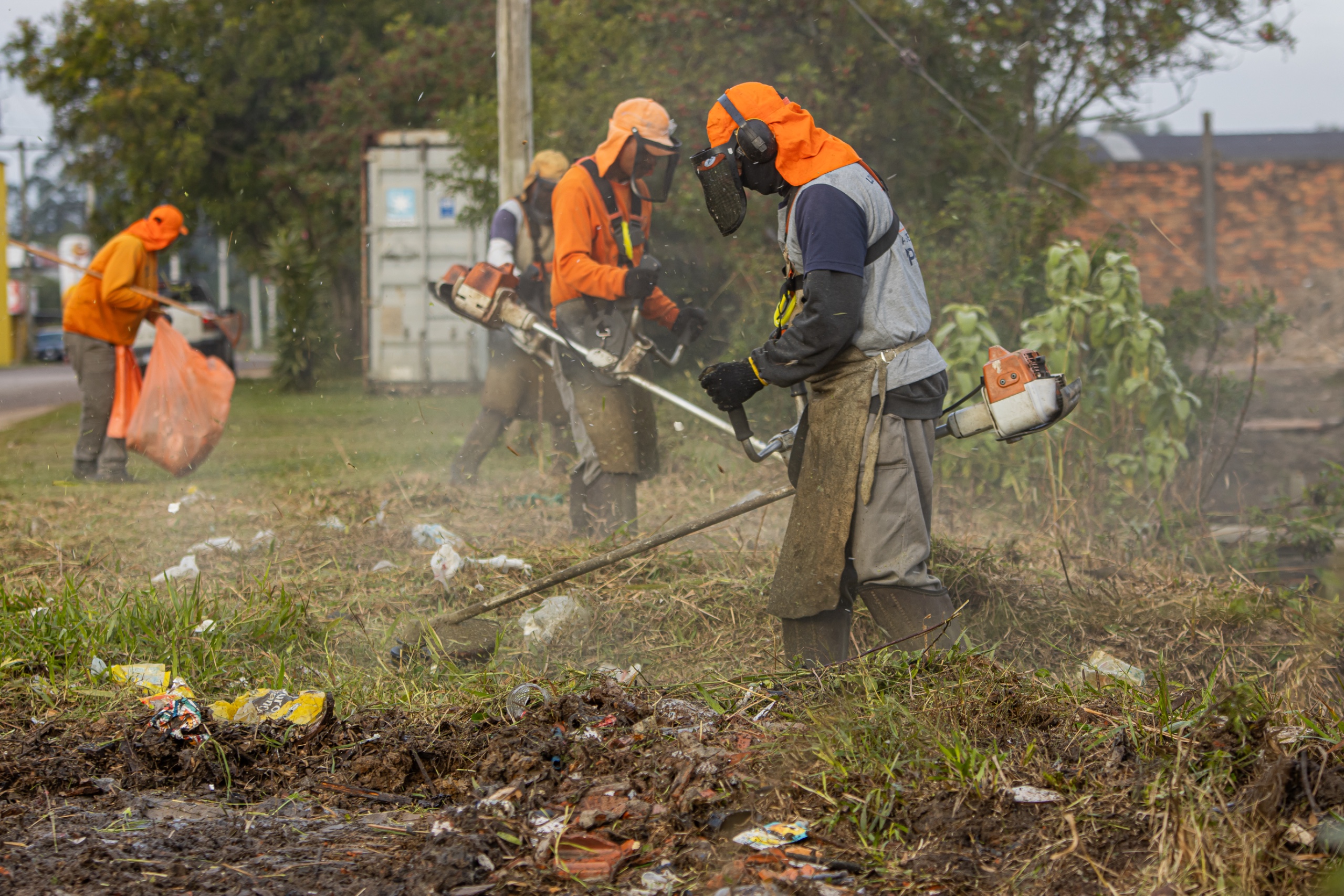 Foram 80 mil metros quadrados de roçado, seis quilômetros de pintura de meio-fio, três de raspagem e retiradas 38 cargas de entulho e sedimentos