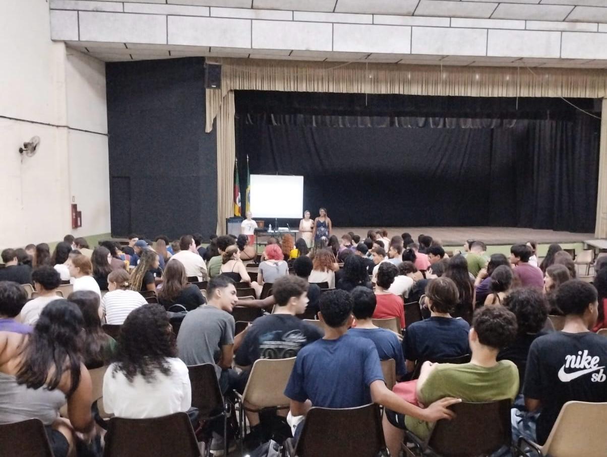 Programa busca reduzir a evasão escolar e garantir a permanência dos jovens no Ensino Médio por meio de incentivo financeiro