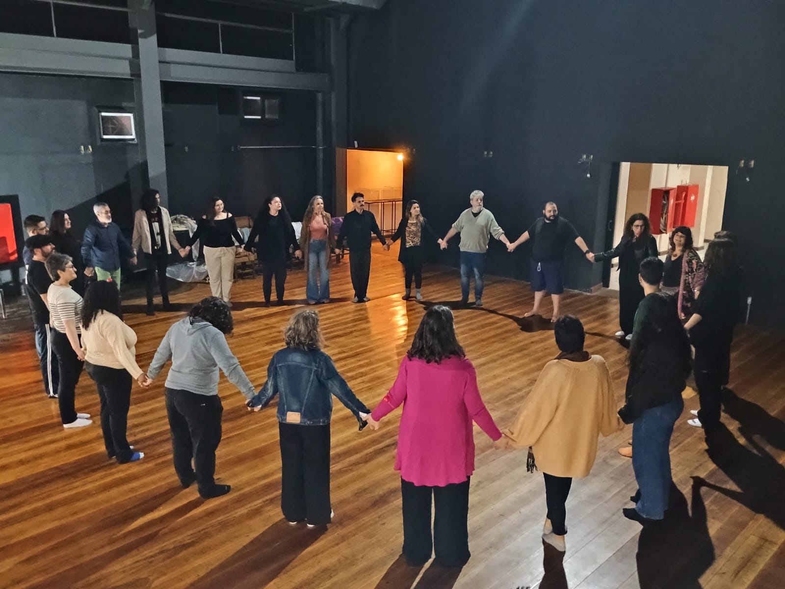 Prefeitura deu apoio institucional à noite de oficinas, que aconteceu no Theatro e gerou 32 contos, poemas e crônicas. O livro está em pré-venda até esta quarta-feira (3).