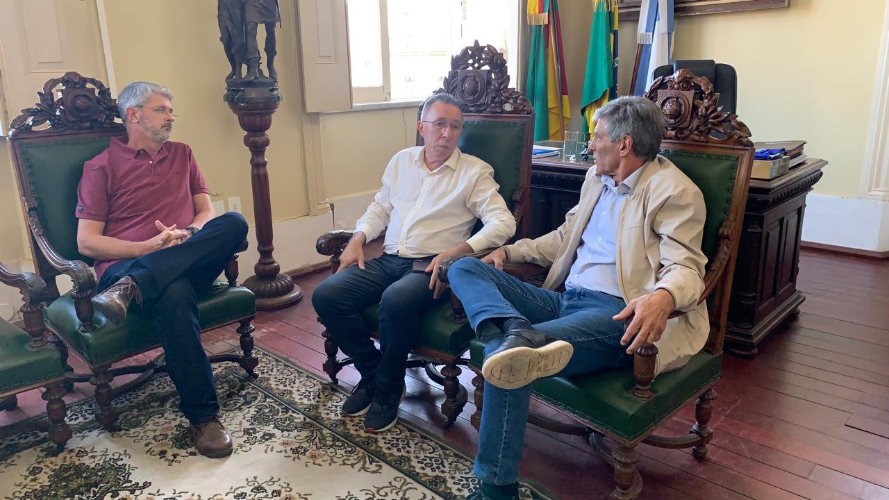 O parlamentar está na cidade para participar de audiência pública na Câmara de Vereadores que discute o pagamento do piso dos enfermeiros