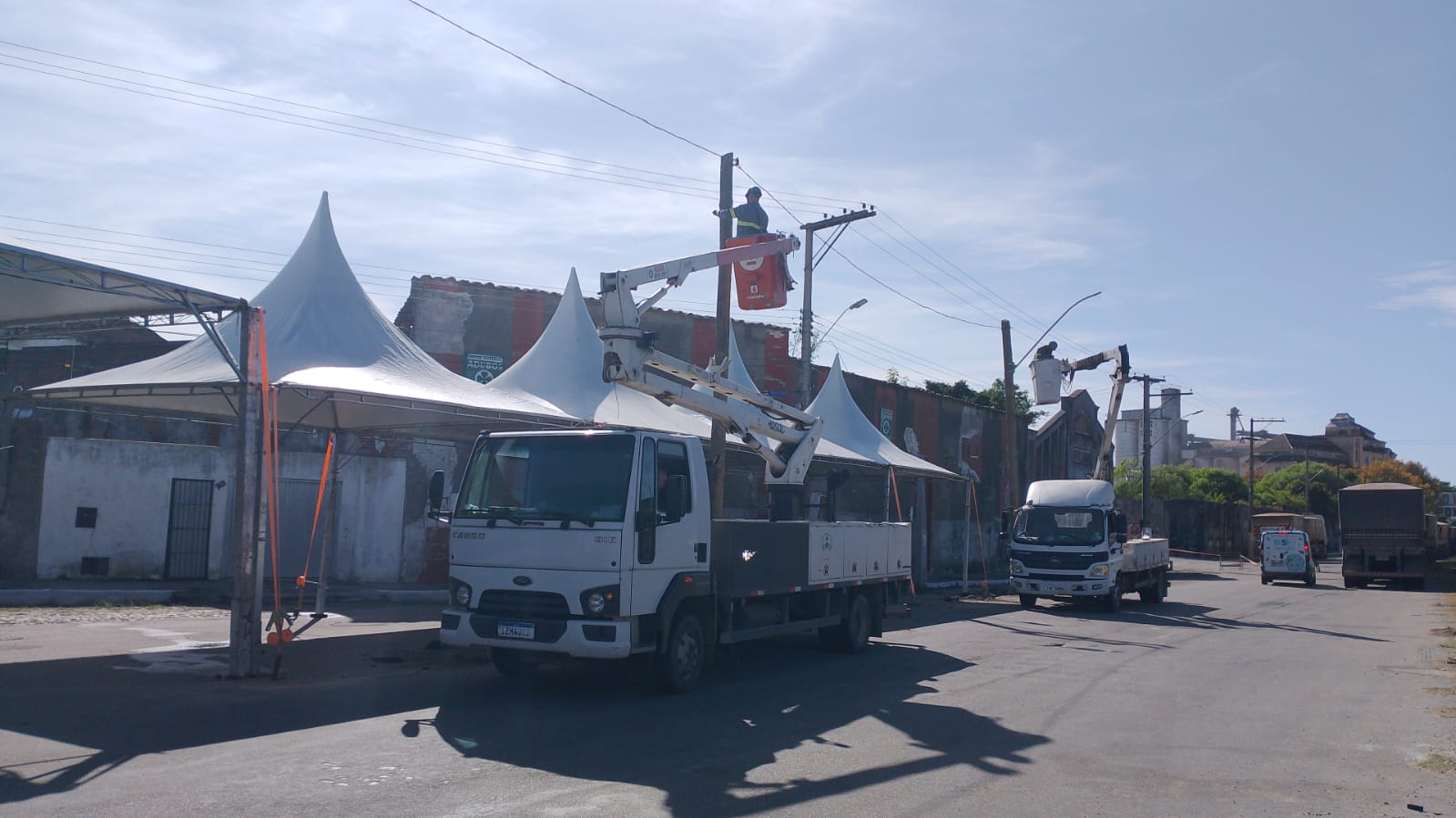 Secretarias municipais trabalham na colocação de refletores e telas que cercam o espaço que abrigará a festa popular, a partir de sexta (25), no Porto.