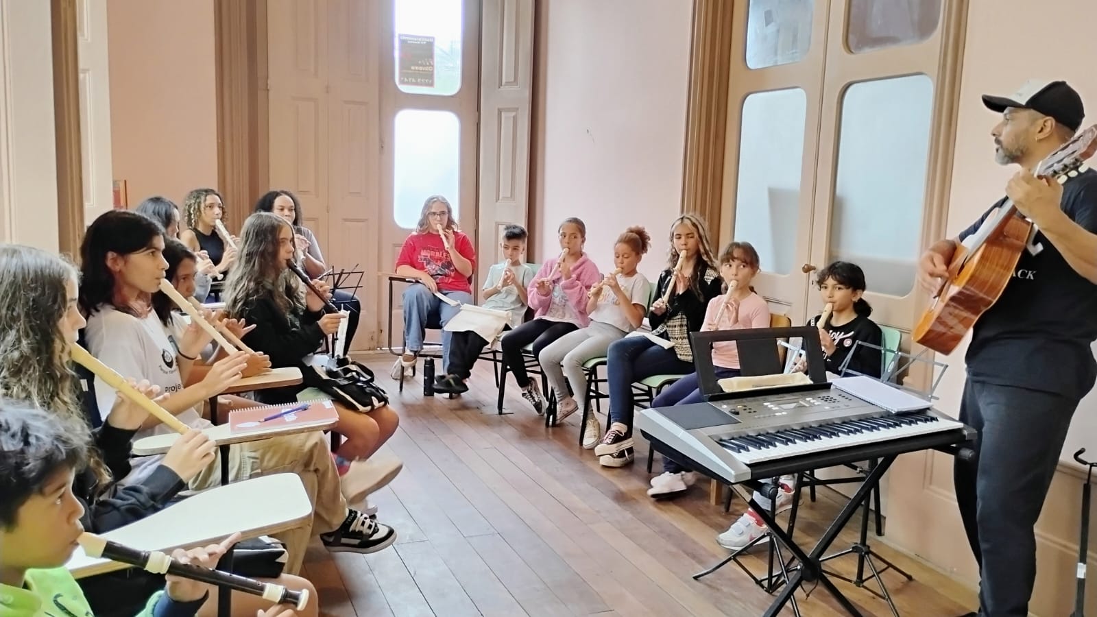 As aulas de música ocorrem durante a semana e os ensaios gerais, abertos à comunidade, a partir das 18h de sexta-feira