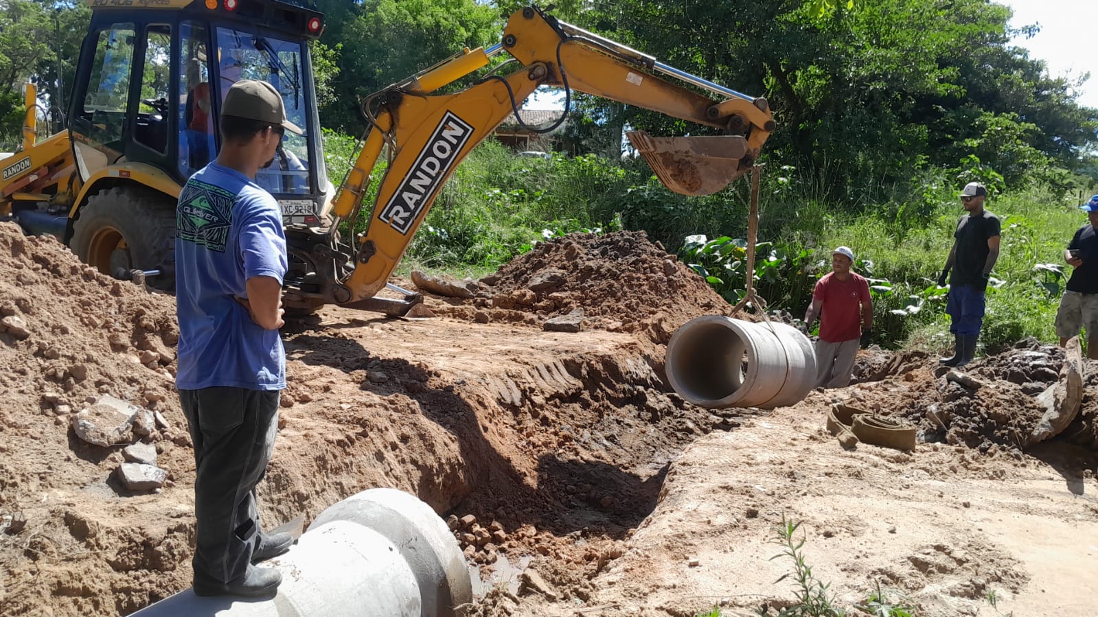 Obra está sendo realizada na avenida Cidade de Lisboa, próximo ao cruzamento com a Herbert Hadler, e inclui colocação de saibro e patrolamento na via