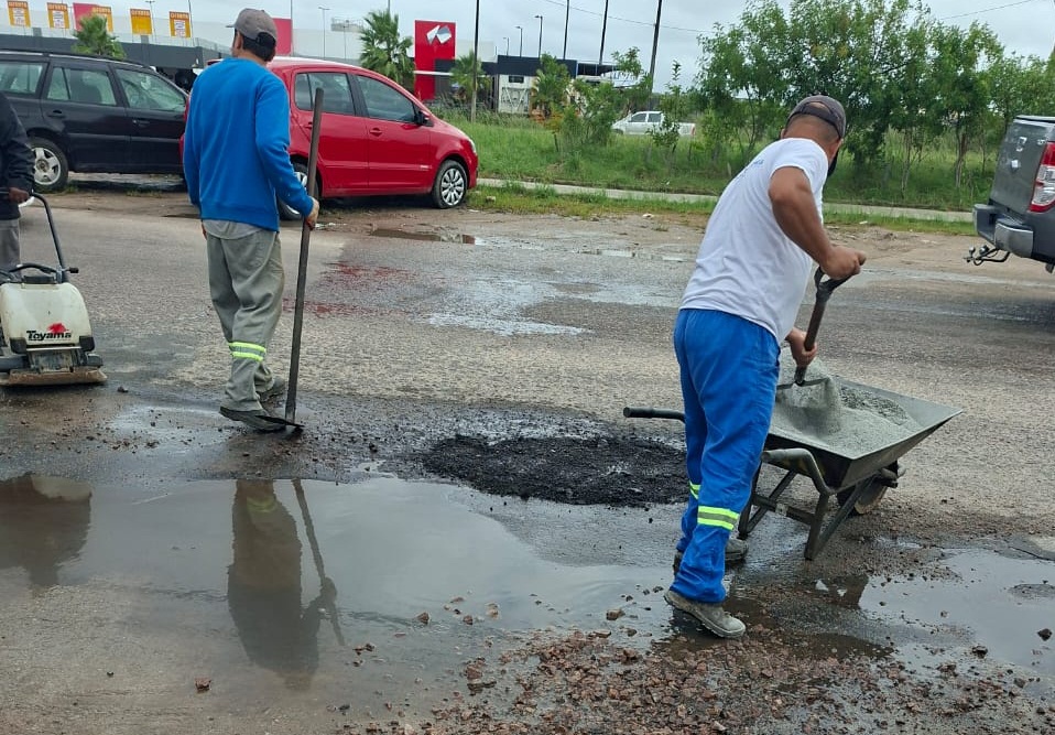 Secretaria de Obras e Pavimentação realizou tapa-buracos nas avenidas Ildefonso Simões Lopes e João Jacob Bainy