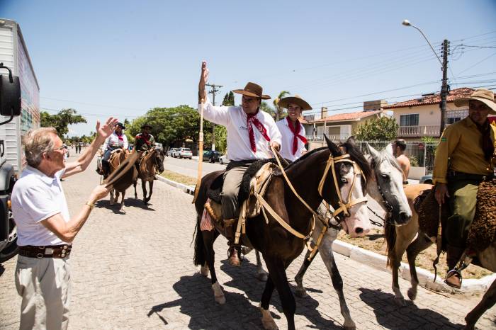 Vice-prefeito Idemar recepcionou os cerca de 80 cavalarianos do Rio Grande do Sul, Santa Catarina, Paraná, Uruguai e Alemanha, na praia do Laranjal, neste domingo