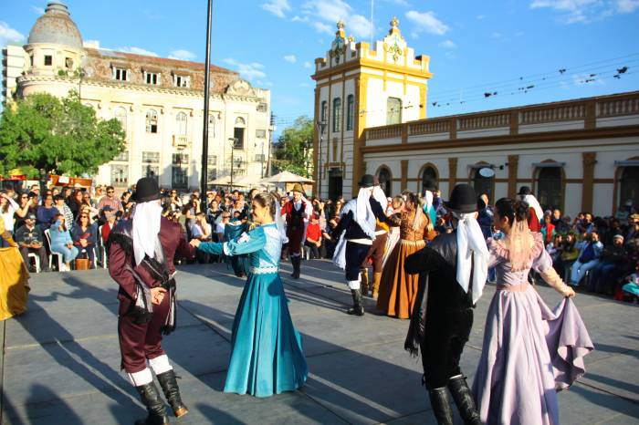 Apresentações de dança, música e anúncio dos vencedores da Gincana da Paz foram realizados no Largo do Mercado no feriado