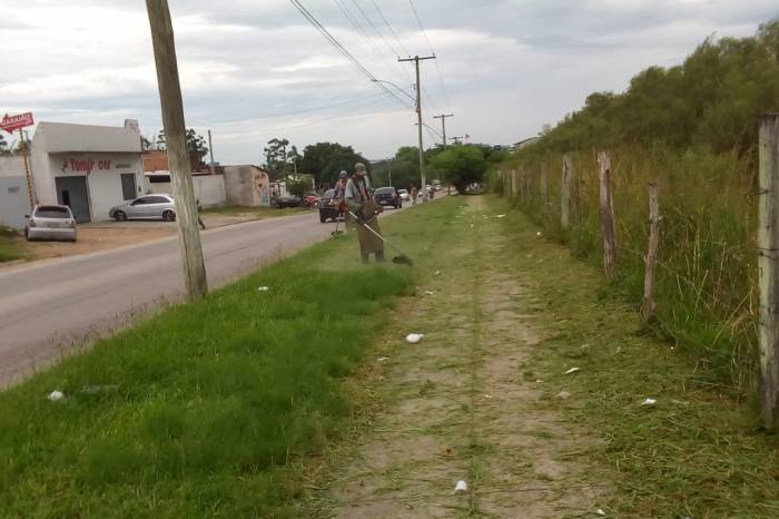 Equipe também atua com roçado em vias do Fragata e Navegantes