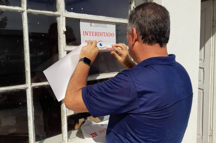 Empresa usava água de poço embora fosse abastecida pelo Sanep. Autuação paralisa produção da unidade