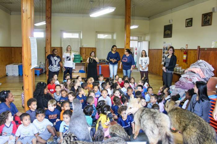 Departamento da SQA leva acervo às crianças da pré-escola da instituição