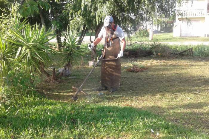 Conjunto de trabalhos inclui patrolamento, drenagem, roçado, raspagem de meio-fio e revitalização de praças