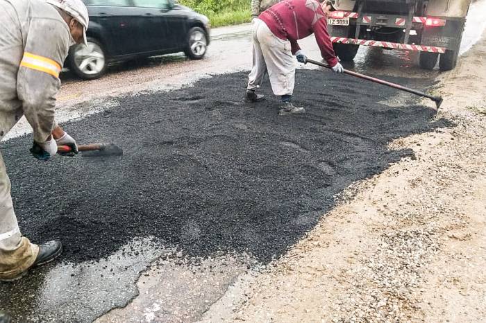 Massa asfáltica foi às ruas nesta quarta (18), consertando pistas que também incluem calçamento