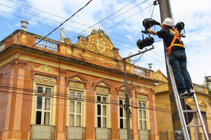 Montagem dos atrativos, que encantam pelotenses e turistas todo o fim de ano, começou nesta terça