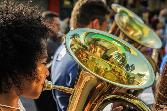 São oferecidas aulas de instrumentos, canto e composição