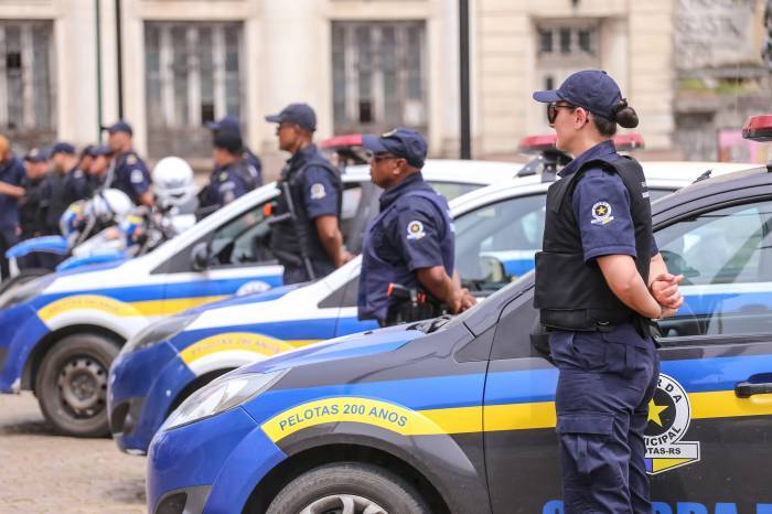 Grupo reúne-se semanalmente para avaliar os documentos que foram entregues pelos candidatos em dezembro