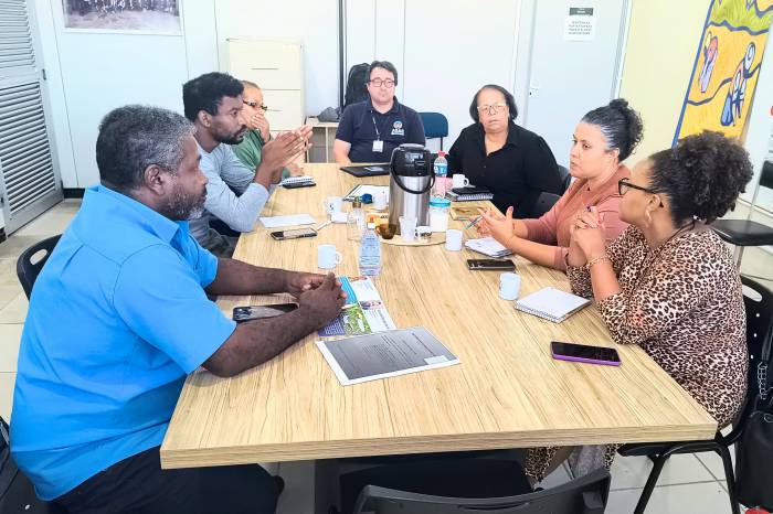 Em reunião, grupo conta com equipe da SME