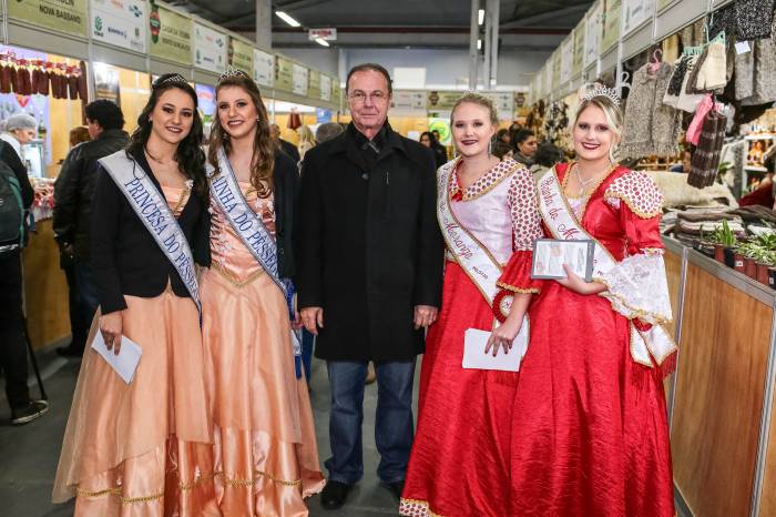 Rainhas e princesas do pêssego e do morango visitam estandes e promovem eventos da zona rural de Pelotas