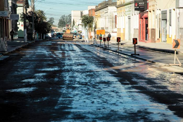 Em outra frente, a pista do trecho que recebeu corredor de ônibus, entre Floriano e Dom Pedro II, é regularizada e compactada