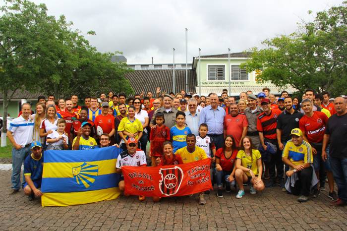 Torcida mista é acompanhada pela Banda do 4º BPM e pelas forças de segurança no percurso até o Bento Freitas