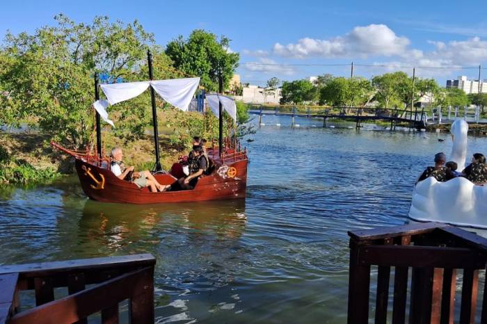 Passeios nos pedalinhos da rodoviária atraem público