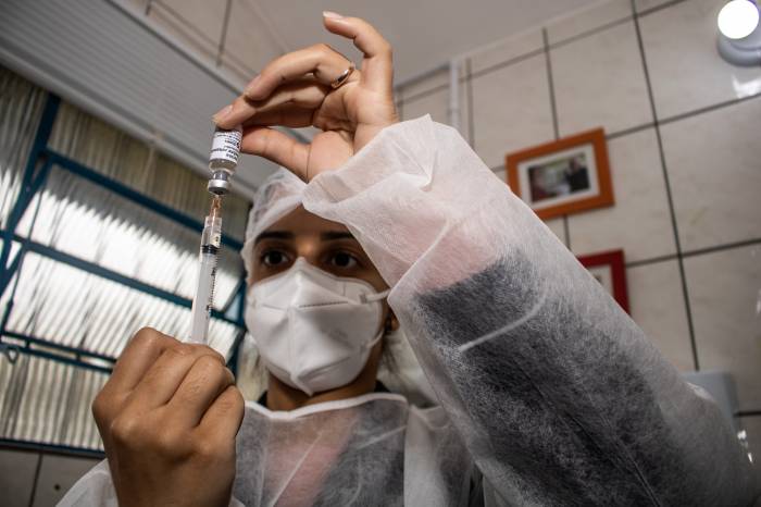 Vacinados com Pfizer terão segunda dose antecipada em Pelotas