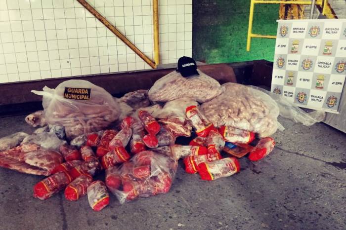 Equipe formada pela Visa, Bombeiros e BM também autuou veículos sem alvará em dia para transporte de alimentos e estabelecimentos por infrações sanitárias graves