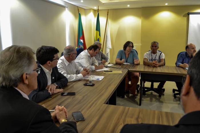 Vice-prefeito Idemar Barz participou da reunião, que também avaliou a situação dos municípios após a saída dos médicos cubanos