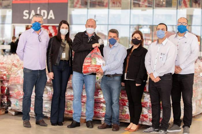 Kits de alimentos, entregues pela Stok Center, serão destinados a famílias em situação de vulnerabilidade socioeconômica