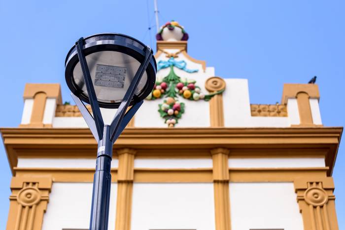 Catorze luminárias led, semelhantes às da rua General Osório, uniformizam o sistema
