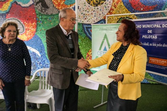 Secretária de Governo, Clotilde Victória, entregou cópias da Portaria, que oficializa a nova diretoria, durante a abertura das festividades no Mercado Central