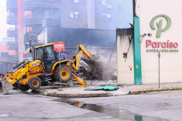 Prédio de apartamentos pela rua Dom Pedro II, vizinho ao estabelecimento consumido pelo fogo, bem como o sistema viário, já foram liberados para reocupação e trânsito de veículos