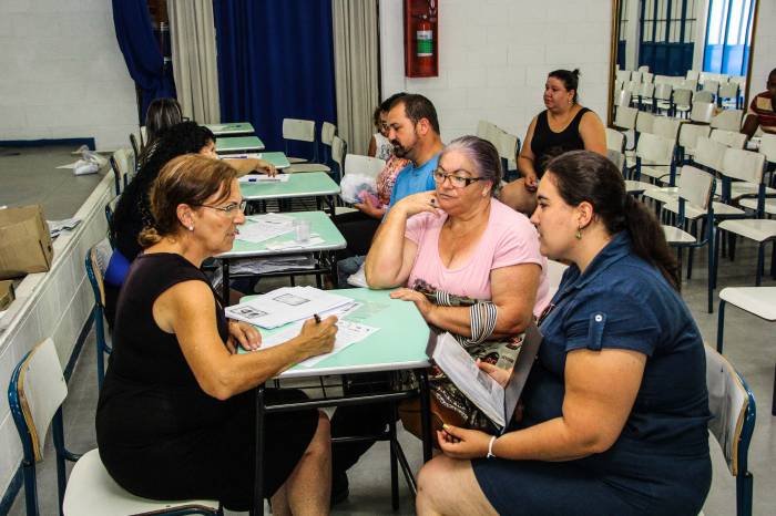 O cadastro das famílias é uma das etapas para a regularização e é realizado às quintas-feiras