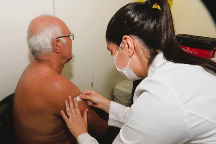 Doses começaram a ser aplicadas em abril na população abrigada em instituições de longa permanência no município
