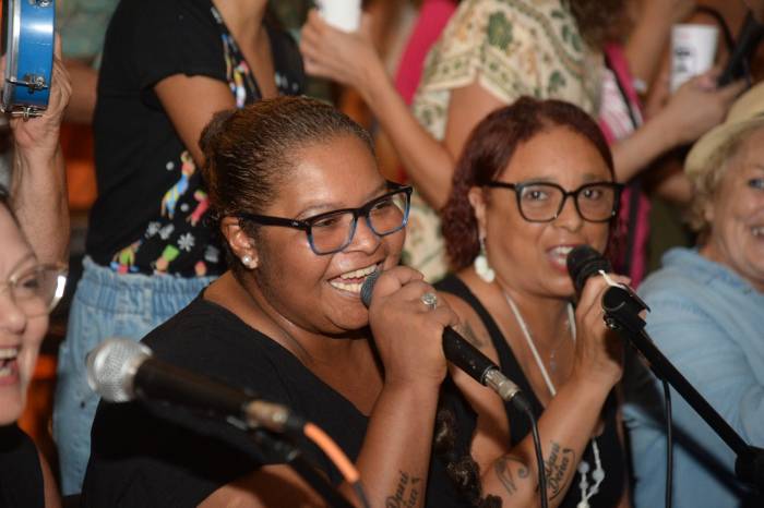 Daniela Brizolara participou de roda de samba feminina em celebração à data
