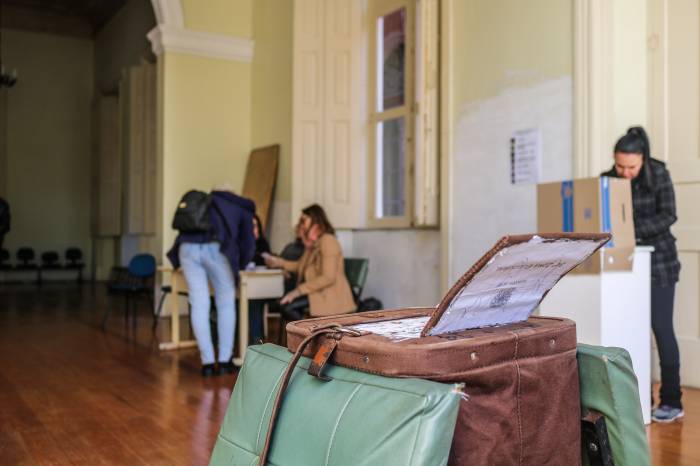 Servidores podem votar até as 19h no saguão do Paço Municipal. Resultados devem ser divulgados na manhã desta quinta (15)
