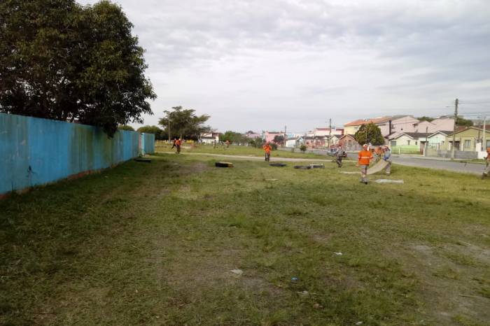 Equipes realizaram roçado e limpeza na região norte do bairro