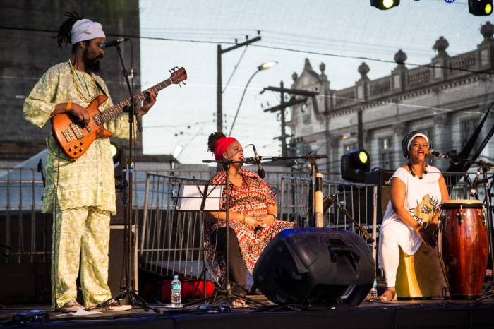 Grupo afrogaúcho apresentou trabalho autoral no palco principal no Largo do Mercado Central