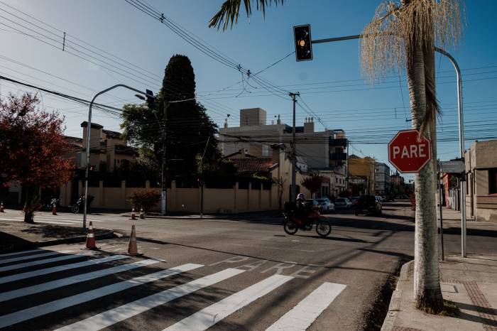 Instalação de novo semáforo pede atenção aos condutores
